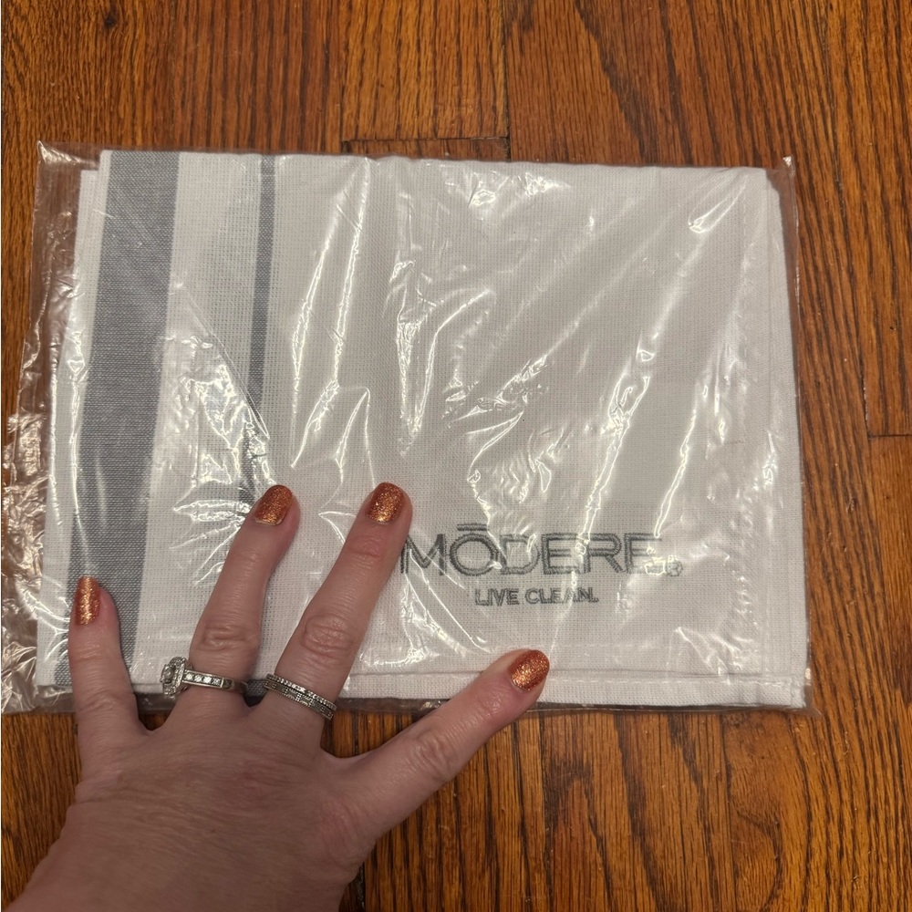 Modere Collagen New & Sealed NWT White & Silver Hand Towel Gift Discontinued
